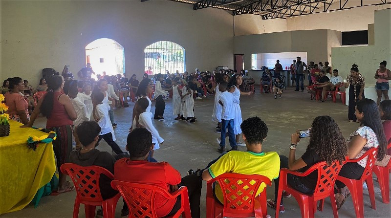 Equipe escolar foi convidada a assistir apresentações de danças culturais dos povos tradicionais
